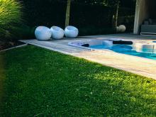 zwembad met decoratieve elementen in de tuin